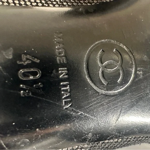 CHANEL | Interlocking CC Ankle Boots | Silver | Sz 40 - Picture 10 of 17